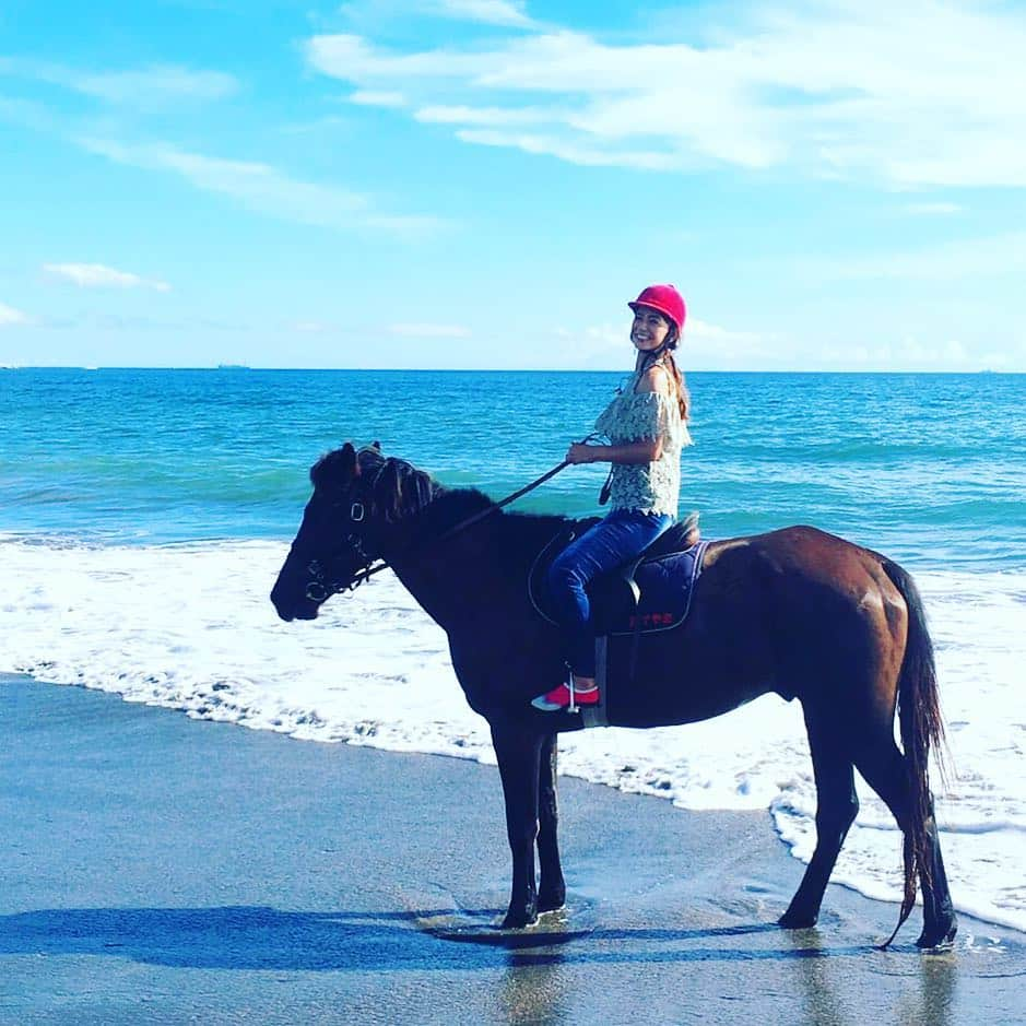 スザンヌさんのインスタグラム写真 - (スザンヌInstagram)「なにこれ 夢かな🐚🐴🏝🐎⛵️💕 #千葉 #館山 #すごい #ホーストレッキングパーク館山  #海岸乗馬 #幸せ #海 と #馬 #趣味移動  #いや仕事  #でも楽し  ぜーんぶ素晴らしかったので 詳しくは8月20日放送の #土曜スペシャル 観てね🙏✨ あとちょっと💪」8月3日 20時08分 - suzanneeee1028