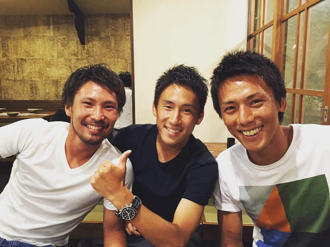 小谷祐喜さんのインスタグラム写真 - (小谷祐喜Instagram)「ロアッソ熊本に来て1週間が経ちました。少しずつ慣れてこれてもいます(^^) それに熊本はめっちゃいいところです！ ロアッソの同い年3人で！ #上原拓郎 #中山雄登 #ご飯が美味しい #とくに魚 #肉も当然美味しい #馬刺し感動しました #あ、辛子レンコンも #熊本ラーメンは今後の楽しみ #いろんなもの想像するだけでお腹いっぱい」8月3日 22時05分 - kotani0727