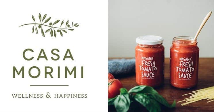 FOOD&COMPANYさんのインスタグラム写真 - (FOOD&COMPANYInstagram)「【お届けしたいのは "感動"の美味しさ！】 カーサ・モリミの絶品フレッシュトマトソースと新作のバジルペーストはもうお試しいただけましたでしょうか？  イタリア食材ブランド「カーサ・モリミ」の代表小林もりみさんにブランドについてお話を伺ったインタビュー後編が公開です。 もりみさんを虜にした“ふたつのオリーブオイル”についてたっぷり語って頂いた前半に続き、さらに魅惑的なふたつの製品が後半の主役です。  それは、新しくラインナップに加わった「ラ・クチネッタ有機バジルペースト」と、装い新たにリニューアル発売された「ラ・クチネッタフレッシュトマトソー ス」。イタリアン食材を代表するこの組み合わせですが、まずは定番商品であり不動の人気の「ラ・クチネッタフレッシュトマトソース」について語っていただ きました。手に取るだけで食欲を刺激される、真っ赤な色をしたキュートなソースは、どのような旅を経て日本に辿り着いたのでしょうか？  プロフィール欄URLから、読み物「お届けしたいのは”感動”の美味しさ カーサ・モリミの絶品フレッシュトマトソースとバジルペースト」でご覧いただけます。  #foodandcompany #フードアンドカンパニー #学芸大学 #カーサモリミ #casamorimi #イタリアン #italian #トマト」8月3日 23時04分 - foodandcompany_grocery