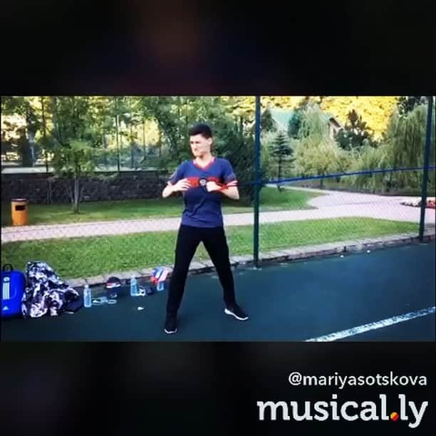 マリア・ソツコワのインスタグラム：「#среда #офп #тритипалюдей #ктокакможет по взгляду @adelinasotnikova_2014 всё понятно#MarySot」