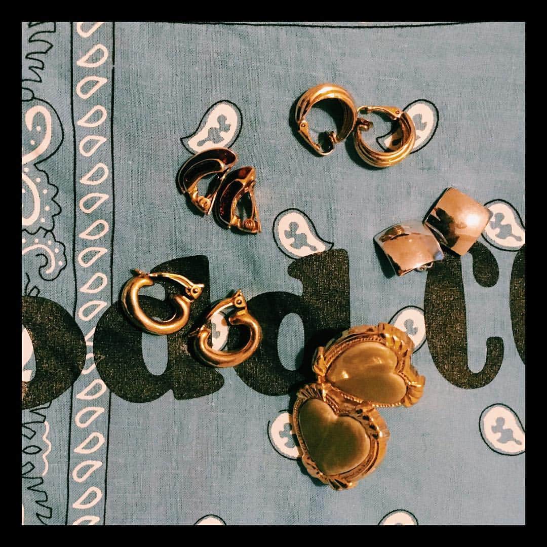 AYAさんのインスタグラム写真 - (AYAInstagram)「新しく仲間入りした 70〜80年代のイヤリングは 下田のペリーロードで。🎩 ロゴが可愛いバンダナは  @d_e_p_t でGETしたヨ✌🏻️ #vintage #earring」8月4日 21時11分 - ayaxxamiaya
