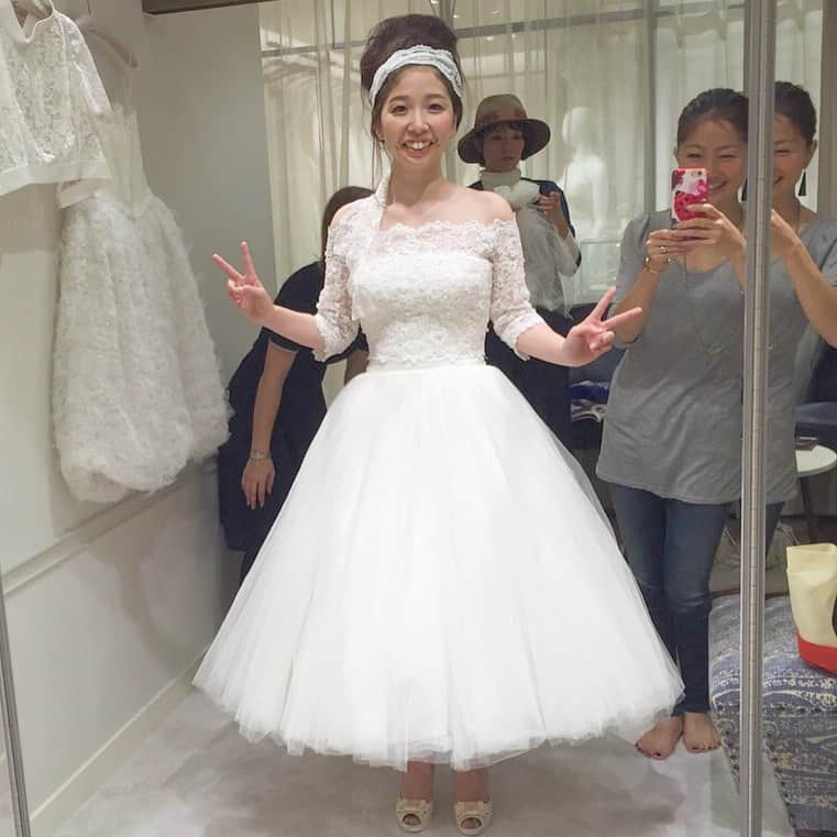 touch_weddingramのインスタグラム：「【TDWレポ】ミモレ丈のドレス試着 in Authentiqueさん👗 . ミモレ丈にも憧れてたので着れて嬉しかった😆裾が長いドレスより動きやすい〜✨ボレロは披露宴で着たものを持参して二の腕対策バッチリ👍ポーズがダサいですが（笑） . ヘアスタイルも披露宴は違うアップができてこれまたうれしかったです！咲さんに選んでもらいました！ . #weddingtbt #ドレス試着 #ウェディングドレス #weddingdress #dress #Authentique #ミモレ丈 #ミモレ丈ドレス #ドレスレポ #結婚式 #結婚 #ウエディングレポ #結婚式レポ #結婚式小物 #結婚式準備 #卒花」