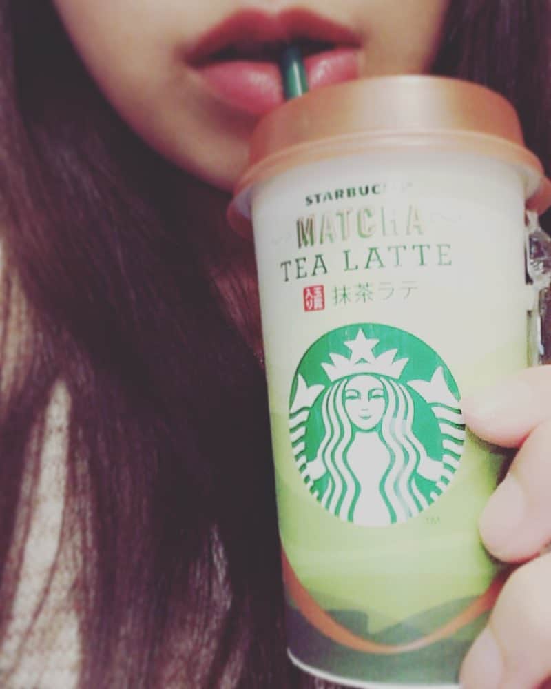 江室里香のインスタグラム：「珍しくこれ飲んでるよ¨̮カフェオレとか飲めないから結果、抹茶になりました（笑） #抹茶ラテ #えむろ #スタバ」