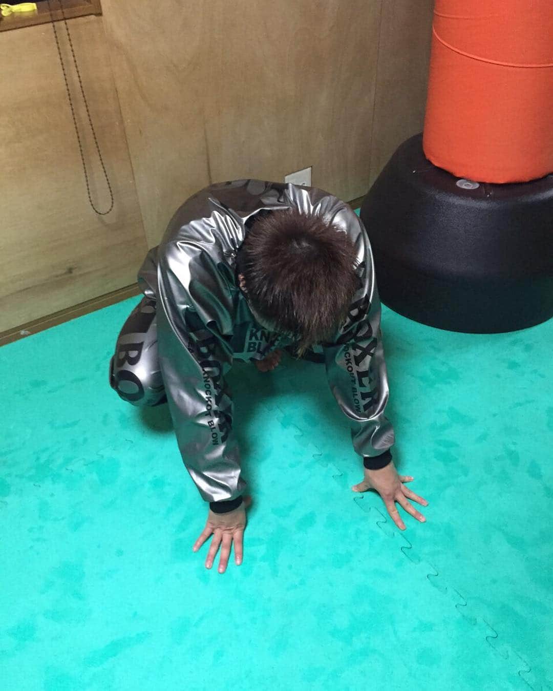 那須川天心さんのインスタグラム写真 - (那須川天心Instagram)「BOXERのサウナスーツはヤバイです。 １時間のジョギングで1.4㌔も落ちました!!! 計量まであと2日✨ 今回は身体もでかくなってきていつもよりきついけれど頑張ります✨ #BOXER#ISAMI#クンルンファイト#8月7日」8月4日 13時02分 - tenshin.nasukawa