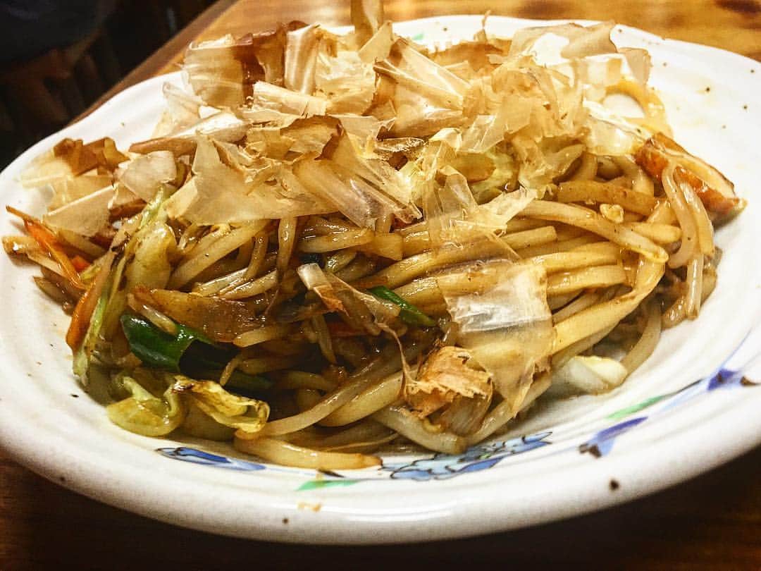 純手打ち?旦過うどんのインスタグラム：「お疲れ様です🙇🏻旦過うどんです🍢小倉名物でソウルフードと、呼ばれている焼きうどんです👩‍❤️‍👩 シャキシャキ野菜に、ソースの風味にタップリの鰹節で仕上げています🍀 食欲なくても、ペロリと食べれます😁 焼きちゃんぽんも大人気🌻是非 お試しください🙇🏻 수고 하셨습니다□□단과우동입니다□오구라 명물로 서울 후드라고 불리고 있는 구이 우동입니다□□□□□□샤키샤키 야채에, 소스의 풍미에 탑리의 가다랑어로 만든 포로 완성하고 있습니다□식욕 없어도, 페로리와 먹을 수 있는□구이 째응도 대인기□부디 시험해 주세요  即使在作为作为疲劳的□□旦過乌冬面的□小仓特产没有首尔食物和被叫的烧掉,正用充足的鲣鱼干在沙司的风味对作为乌冬面的shakishaki蔬菜完成的□食欲请perori和能吃的□烤杂烩试超人气的□是非也,是  #旦過 #旦過うどん #旦過市場#tangaudon##likeforfollow #小倉名物#ちゃんぽん#そうめん #かき氷 #日本食 #和食#北九州#小倉北区 #小倉 #手打ち#手打ちうどん #うどん #焼きちゃんぽん#焼きうどん #魚町 #日本酒 #ざるうどん #ざるそば#おでん #そば #肉うどん #ごぼう天うどん#出汁#親子丼 #玉子丼  http://tangaudon.jimdo.com/ストアページ」