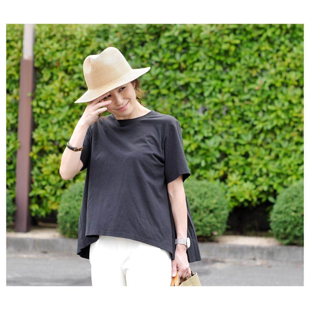 斎藤寛子のインスタグラム：「プリーツTシャツとプリーツパンツ☆☆☆. . @nostalgia_jp とのコラボ商品、再販のお知らせです。  今晩8月5日、0時より @nostalgia_jp にて再販STARTです。  どうぞよろしくお願いします！  ブログにて、コラボ商品での私服画像をまとめたので、良かったら見てみてくださいませ😊📸. . #nostalgiajp#斎藤寛子コラボ」