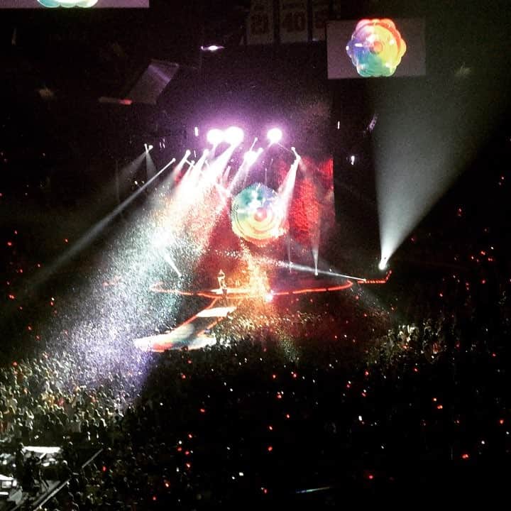 アンジェリーク・アバチキナのインスタグラム：「A Head Full of Dreams✨🌈#coldplaydetroit #concert #headfullofdreams #sogood #😍」