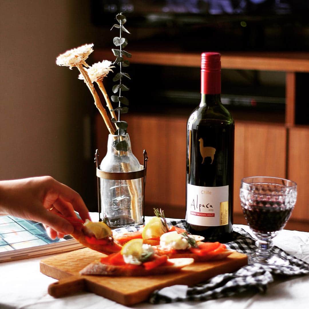 サンタ・ヘレナ『アルパカ』さんのインスタグラム写真 - (サンタ・ヘレナ『アルパカ』Instagram)「ワインが美味しいと、 ついつい料理に手がのびちゃいますね！ 皆様、良い週末を♪  #アルパカ #ワイン #アルパカワイン #alpaca #wine #赤ワイン #チリワイン #instafood #happy #summer」8月5日 10時52分 - alpaca_jp