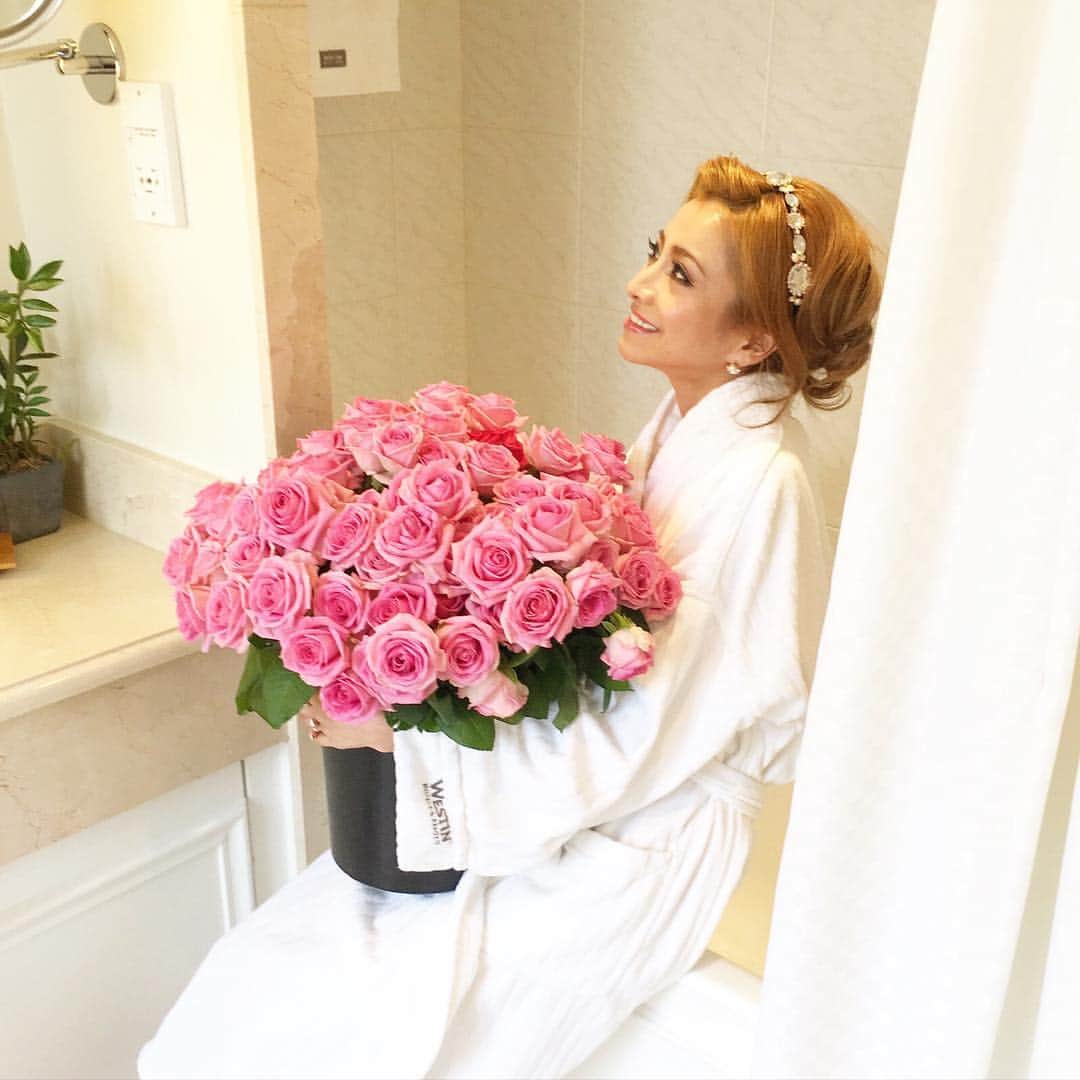 愛沢えみりさんのインスタグラム写真 - (愛沢えみりInstagram)「pinkの薔薇も100本〜〜🌹可愛い💖 薔薇いやされる〜٩( ´͈ ᵕ `͈ ๑)༊༅✧ˈ‧˚⁺ . #france #paris #rose #pink #Westinhotel #love #flower 💐」8月5日 16時26分 - emiri_aizawa