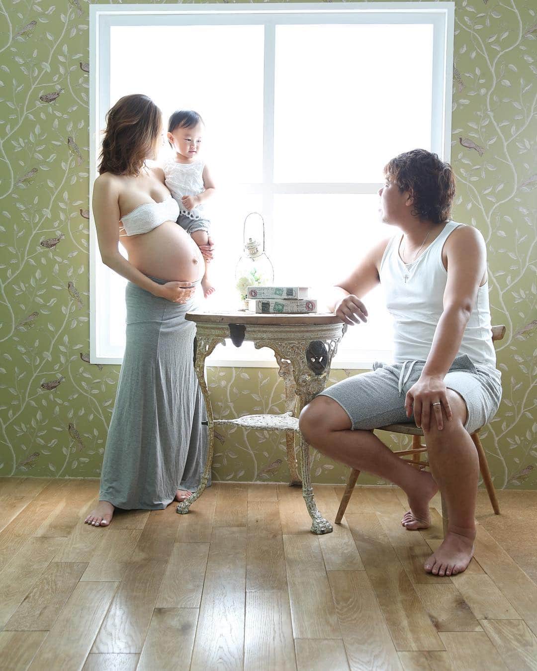 加織のインスタグラム：「さて臨月👶🏻👶🏻 ママがんばります❣  #マタニティーフォト #maternityphot #family」