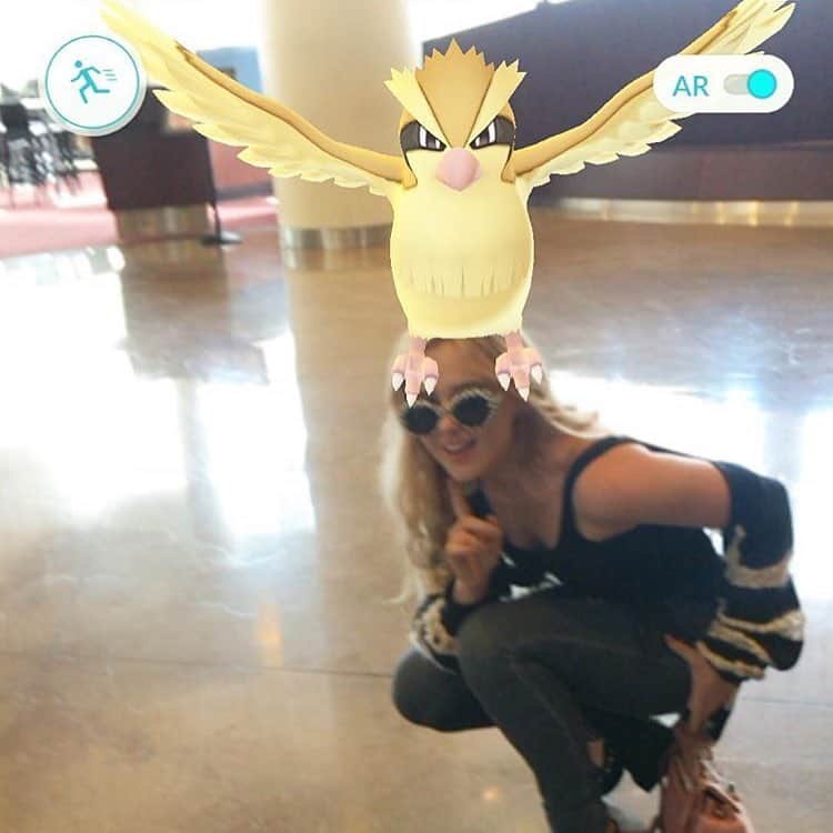 キャスリン・ニュートンのインスタグラム：「I just need to know which Pokémon team @kathrynlnewton is on」