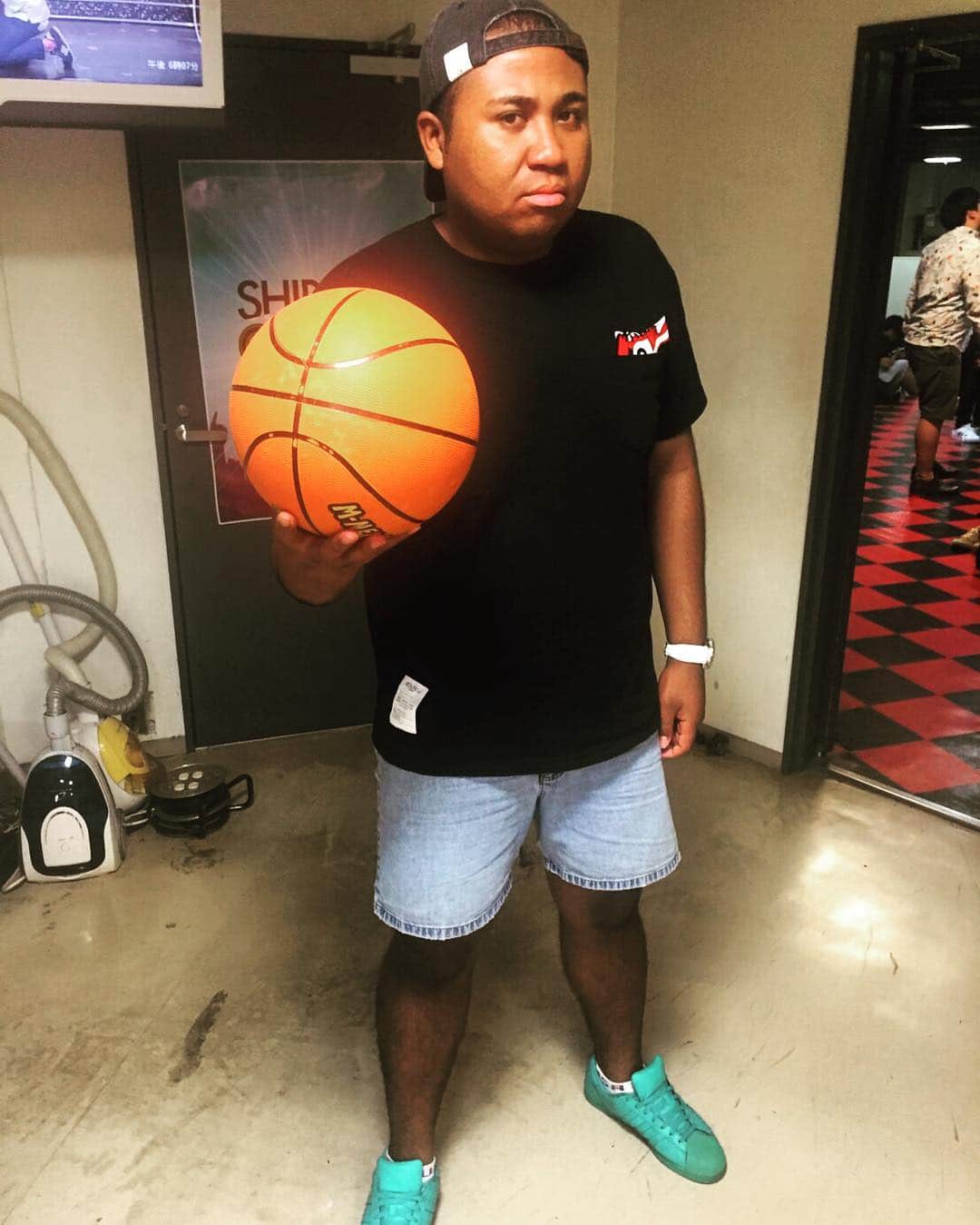 アントニーのインスタグラム：「バスケ出来そ〜〜 #アントニー #バスケ全く出来ない #小学生とラウンドワンで1ON1したらコテンパンにされた経験あり #みかけだおし  #けどバスケボール似合うだろ #アメリカに産まれてたら恥かいてたな」