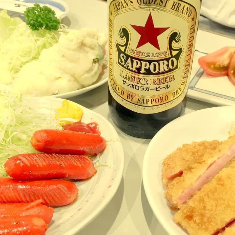 サッポロビールさんのインスタグラム写真 - (サッポロビールInstagram)「赤ウィンナー、ポテサラ、トマトにハムカツ。 男のロマンメニューを肴にサッポロラガーで乾杯！ みなさんはどれが好き？ #赤星 #男のロマン」8月5日 17時13分 - sapporobeer.jp