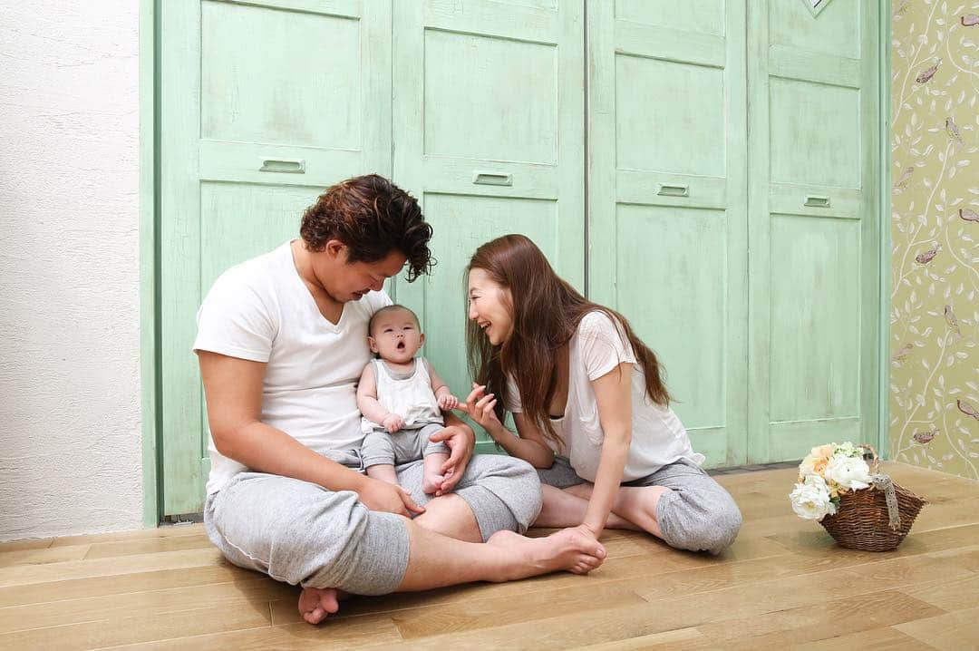 加織のインスタグラム：「1年前のむすめさんお食い初めの時👶🏻❣ 同じ場所で同じテイストで家族写真を撮って、想い出を残してます📷  次は4人でだね❣❣」