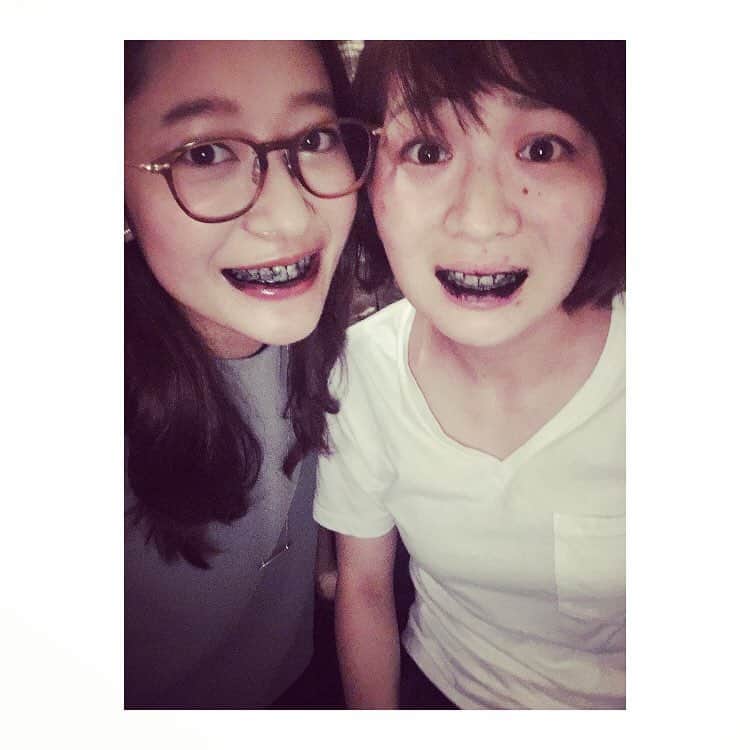 のインスタグラム：「今日は大好きな同期とご飯食べにきました☻ イカスミ食べて歯が真っ黒！ #イカスミ #お歯黒 #ホラー #同期 #元気もらう♡」