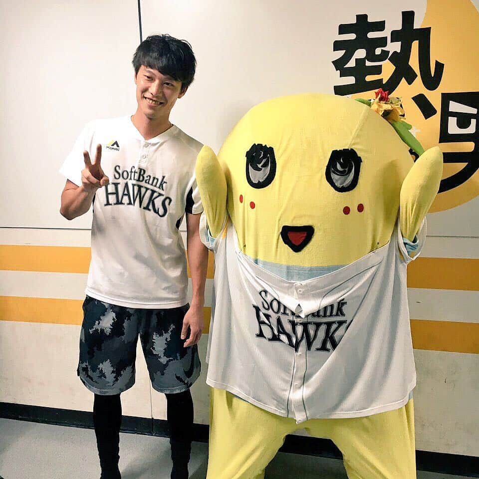 岩嵜翔のインスタグラム：「同じ船橋市出身のふなっしーがヤフオクドームに来てくれました！！ #ふなっしー #船橋出身なのを知ってくれてた #生梨汁ぶっしゃー」