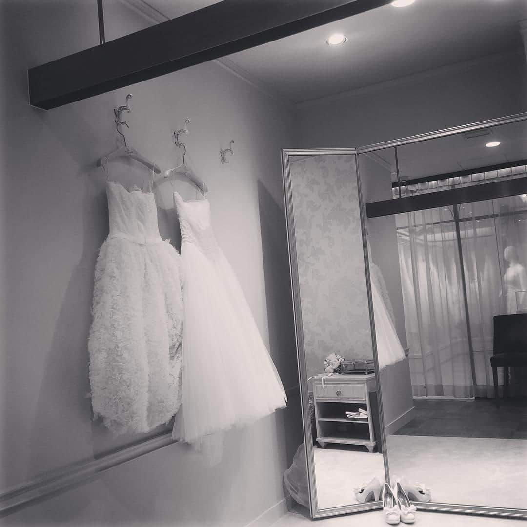 touch_weddingramさんのインスタグラム写真 - (touch_weddingramInstagram)「【TDWレポ】試着室に入るとプリンセス気分👸♡これも結婚式の醍醐味ですよね！ . ウェディングドレスのお店って何でこんなに素敵なんだろー✨ . もう1着ラブリーなミモレ丈のドレスを用意してもらっていましたが、着てすぐに決まりました♡ #weddingtbt #ドレス試着記録 #ミモレ丈ドレス #weddingdrees #ウェディングドレス #結婚式 #結婚 #ウエディングレポ #結婚式レポ #結婚式小物 #結婚式準備 #卒花」8月6日 10時59分 - touch_weddingram