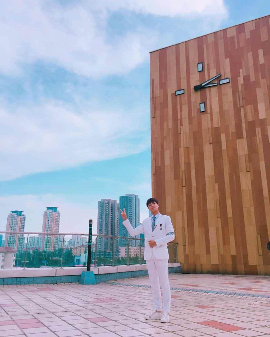 イ・ヒョヌのインスタグラム：「분위기 있게 ✌🏻️」