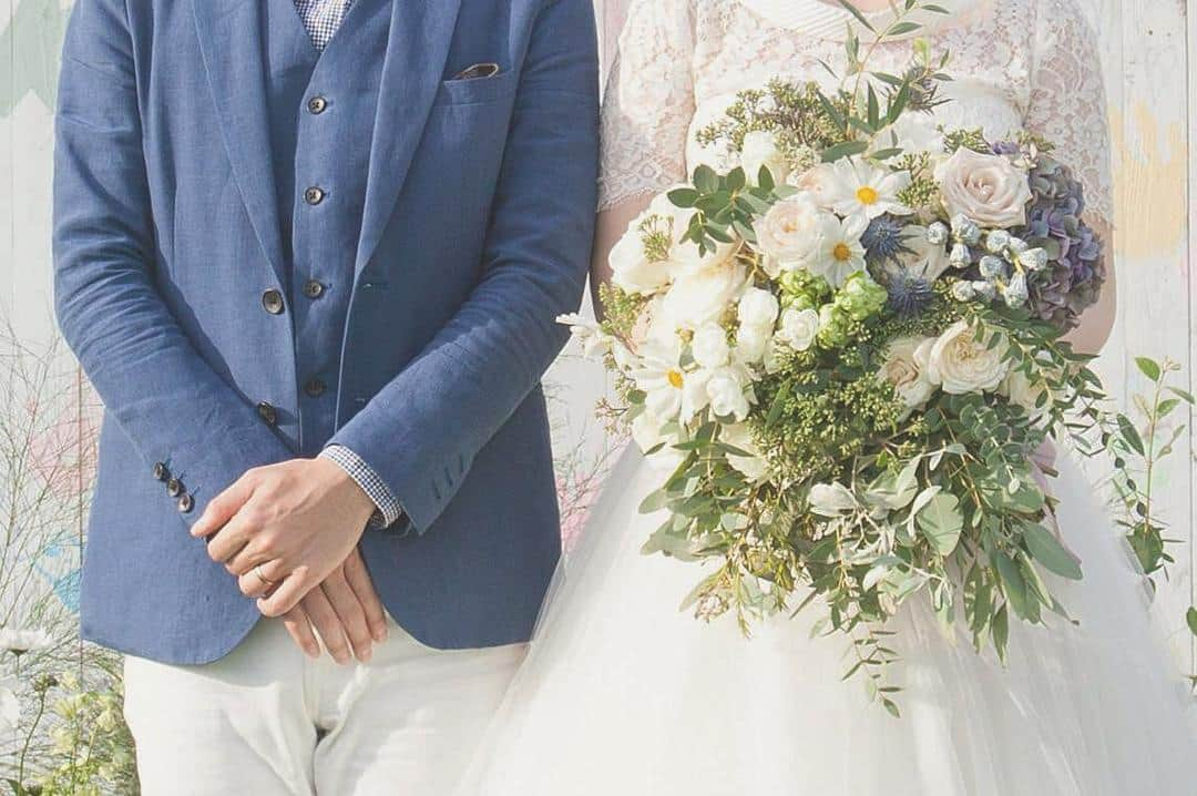 touch_weddingramさんのインスタグラム写真 - (touch_weddingramInstagram)「【TDWレポ】2回目の結婚式でお気に入りの1枚♡ . 生花のブーケはグリーンメインに紫陽花が入ってて、とっても大きくて可愛い♡でも、重かったですw #weddingtbt #ブーケ #クラッチブーケ #ウェディングフォト #前撮り #weddingphoto #weddingdress  #ナチュラルウェディング #結婚式 #結婚 #ウエディングレポ #結婚式レポ #結婚式小物 #結婚式準備 #卒花」8月6日 11時15分 - touch_weddingram