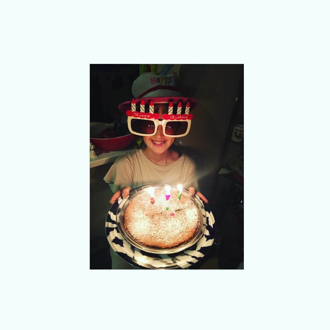 笛木優子のインスタグラム：「よーし！🏐応援じゃ。 今日からまた眠れない日々が続く。。😅💤#誕生日」