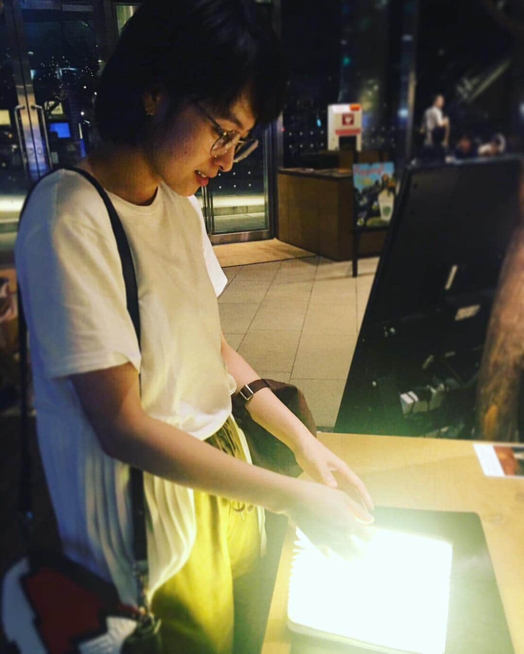 清野菜名さんのインスタグラム写真 - (清野菜名Instagram)「本屋にハリーポッターに出てきそうなもの発見。 開くと光る本！！！！(￣ー￣) 興奮したっ。 #HarryPotter #ホグワーツ入学したいです。」8月7日 0時40分 - seinonana