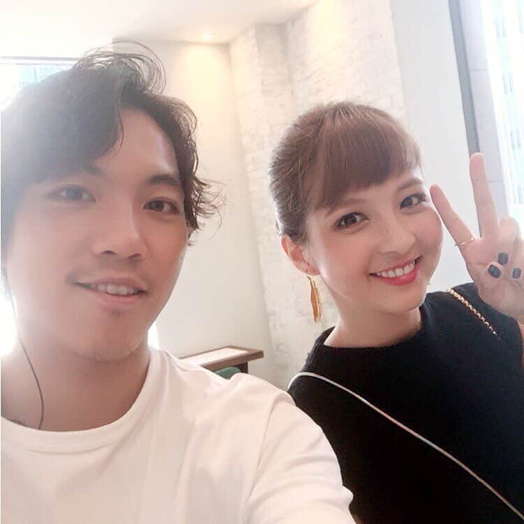 長崎莉奈のインスタグラム：「ファムさん、いつもありがとうー！！美容室ならGARDENへ♡ #出会って10年 #いつも髪の毛いい感じにしてくれる #今回はオードリー風 #8/20もお願いします #GARDEN #joemibyunami #famさん #担当 #スタイリスト #浴衣女子会 #新宿 #美容室 #hair #hairstyle #follow4follow #like4like #enjoy」