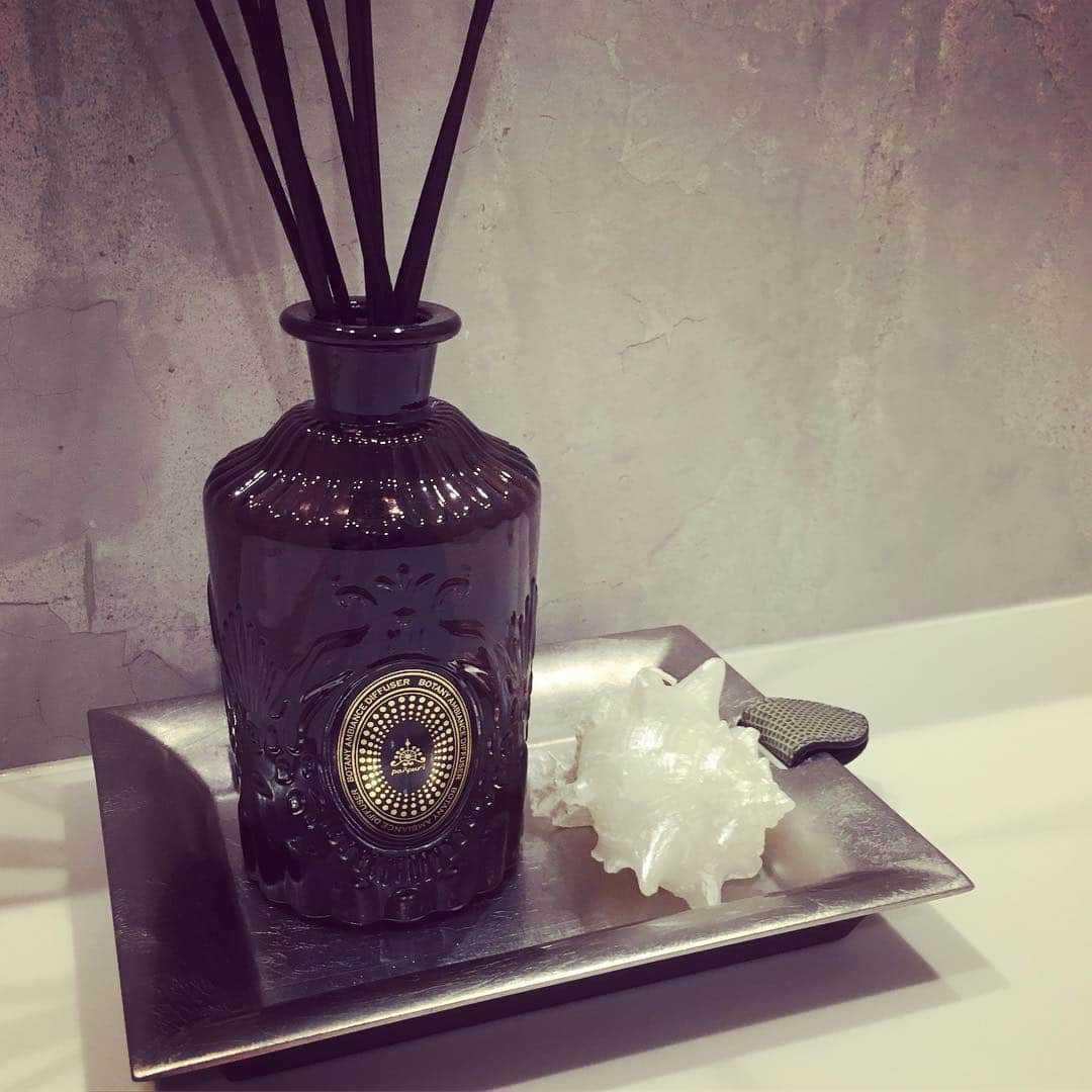 小川淳子さんのインスタグラム写真 - (小川淳子Instagram)「香り💋 🏡の中で 一番居るのは子ども部屋👫  最近1番大好きな香りを 置いています 甘くて優しい ジャスミンの素敵な香り  #cassina 大阪で買いました #panpuri #サイアミーズウォーター #kidsroom #perfume #relax #room #interior #gift  #神戸のchestyのお店にも置いています♡」8月7日 22時12分 - junkoogawa1225