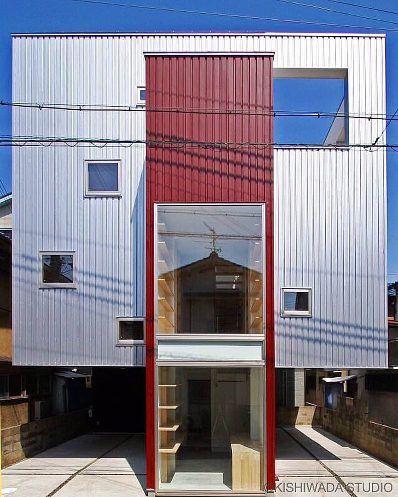 岸和田スタジオのインスタグラム：「. 感性をカタチにするということ . 建築家のつくる物語と、 あなた自身の物語が重なる時、 住まいが脈動し始める。 . 施工：岸和田スタジオ 建築家：岸本　貴信 . 詳しくは...@kishiwada_studio .  #岸和田スタジオ#kishiwadastudio#建築家#家#住宅#デザイン#アーキテクト#建築#設計#フォト#青空#空#個性的な家#住宅#デザイン住宅#建築家と建てる家#住まい#眺望#光と風#採光#窓#ガルバ#JAPANESEHOUSE #house#design#architect#architecture#life#cool#instagood」