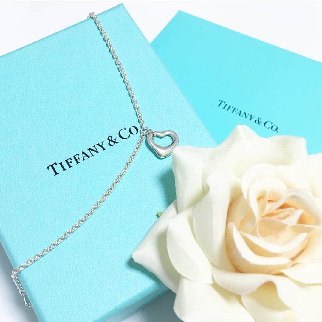 のインスタグラム：「Love TIFFANY & Co. - Open Heart ティファニーブルーの箱を見るとワクワクしちゃう。いつまでも憧れの大好きなジュエリー。 _ #TIFFANY #tiffanyandco #openheart #accessories #accessory #jewelry #tiffanyblue #bracelet #birthdaypresent #present #jewelrygram #NY #newyork #티파니 #ティファニー #ニューヨーク #オープンハート #ブレスレット #アクセサリー #ジュエリー #プレゼント」