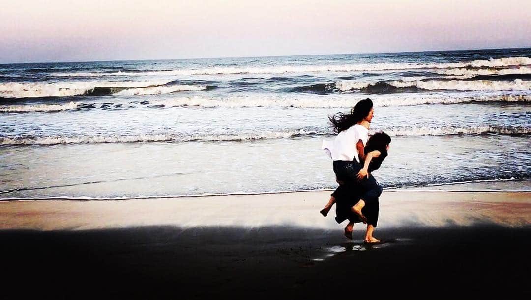 のインスタグラム：「🏖🐚 おんぶしよー 組体操しよー 馬跳びしよー ジャンプしよー ダッシュ勝負しよー  #遊びも全力 #だって大人になっても楽しい #いくつになってもつきあってね❤︎ #泥だらけで帰宅☺︎」
