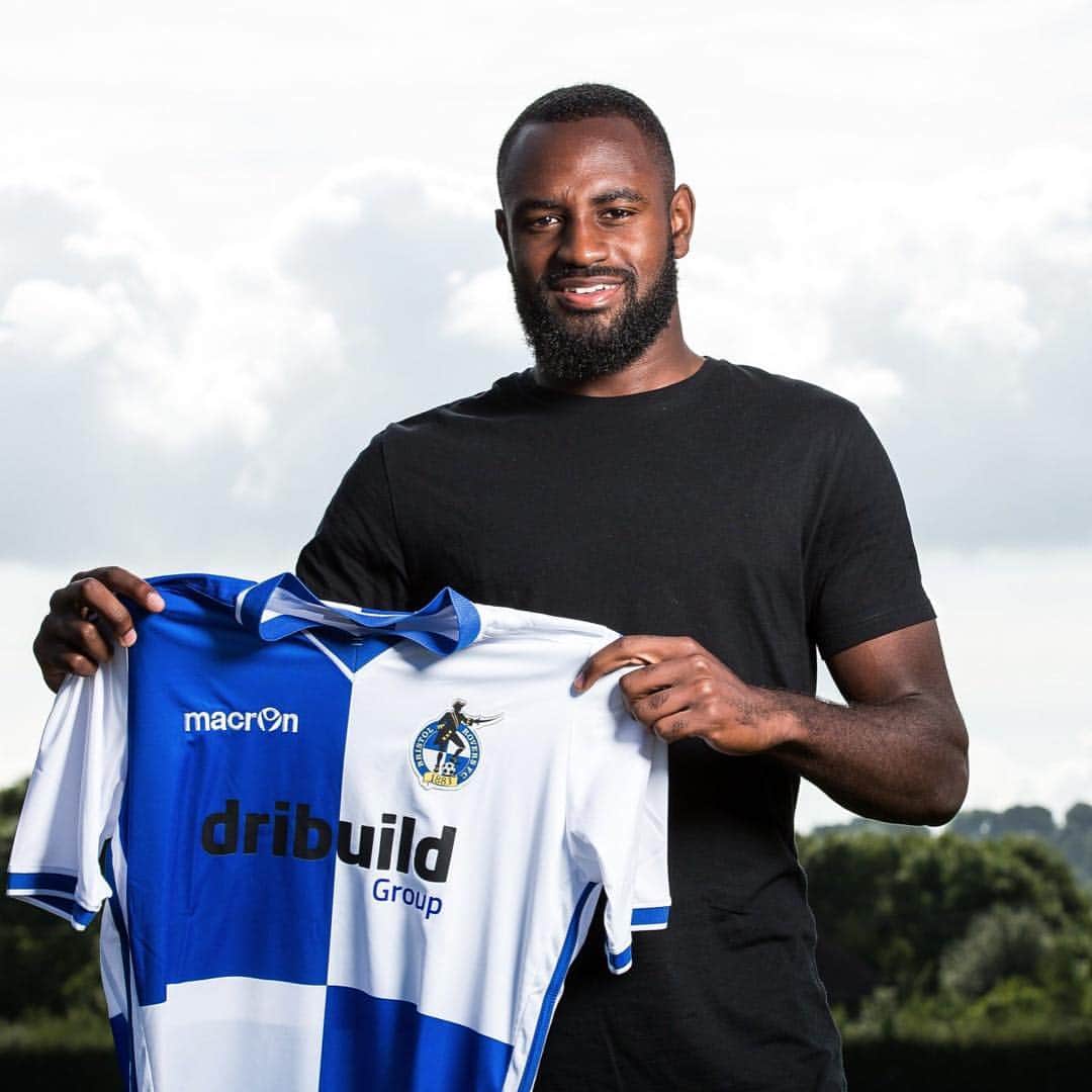 ハイラン・ボアテングのインスタグラム：「Delighted to have signed for Bristol Rovers on loan. Time to get to work! 🔵⚪️🙌🏿」