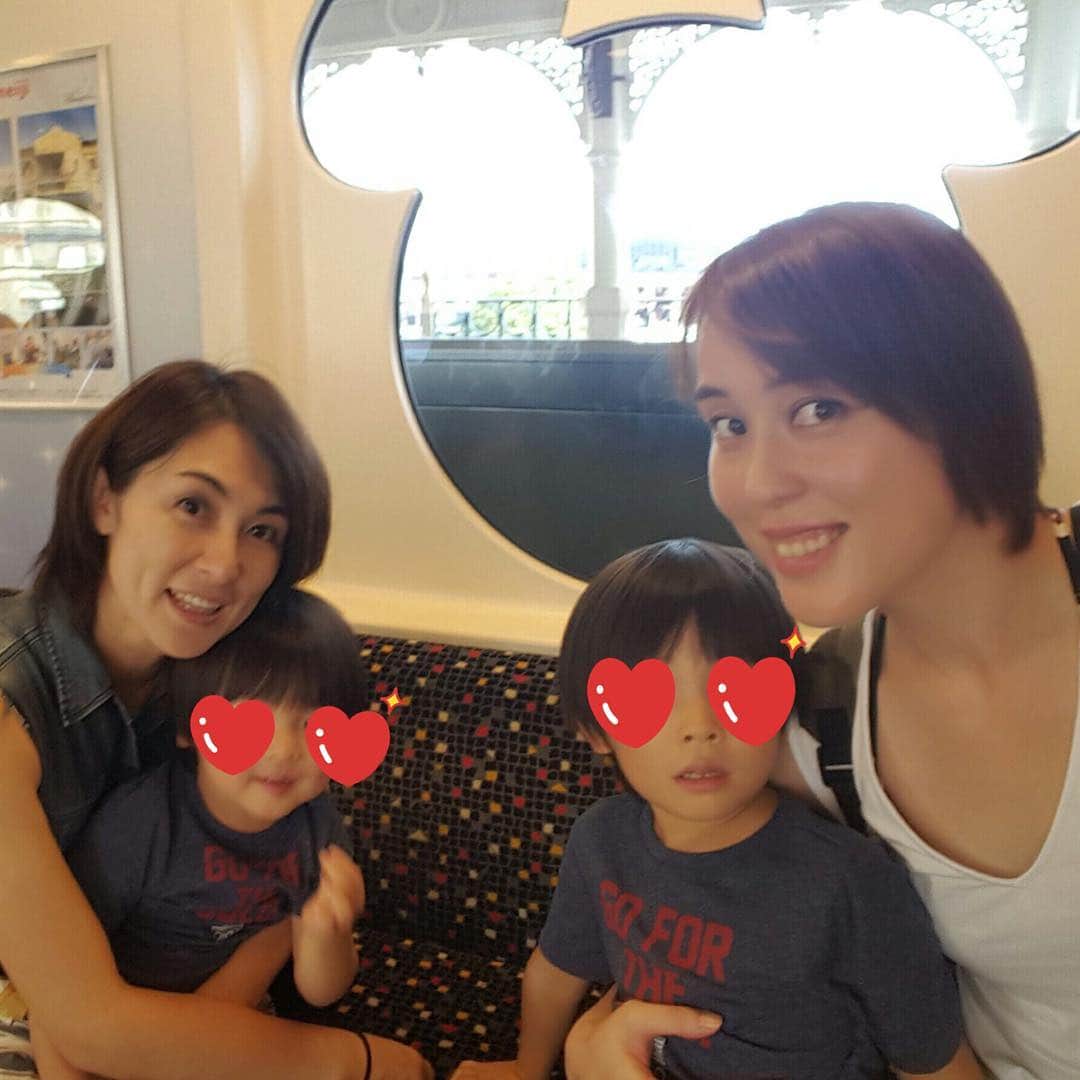 菅山かおるのインスタグラム：「4人でディズニーシーへ #ディズニーシー #ミキティ」