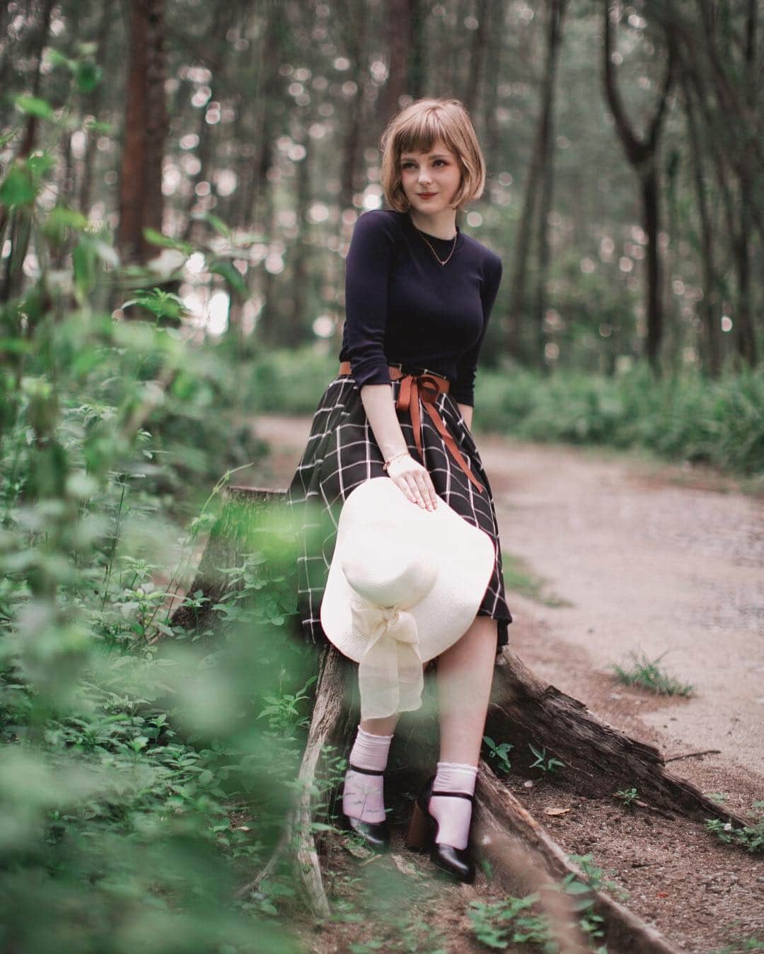 Ella Freyaのインスタグラム：「Yeah I'm a bit lost, yeah I'm a bit found. 🌿 photo by @underthestarsphotography」