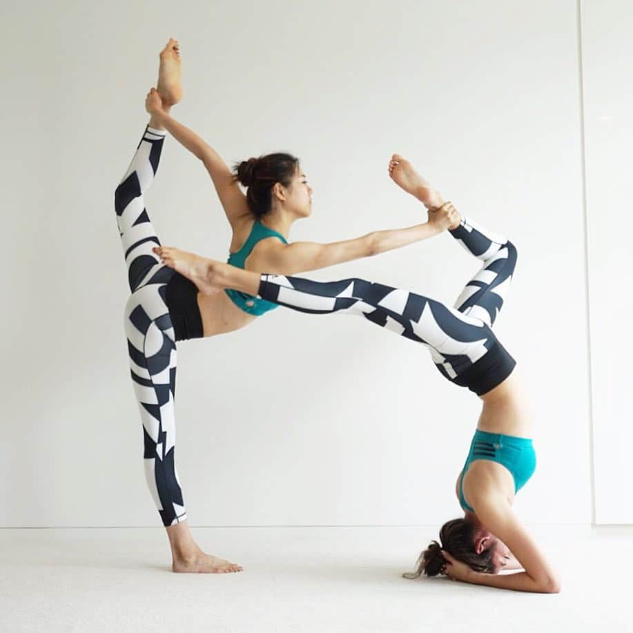 福田萌子さんのインスタグラム写真 - (福田萌子Instagram)「今日も朝ヨガを終えて珈琲タイム。昨日のセパタクローの練習で内転筋が少し硬くなっていたので、しっかりとストレッチをしながら。 ・ さて、今日はこれからお琴のお稽古です。 ・ #yoga #morningyoga #partneryoga #stretch #adidas #adidastokyo #sepaktakraw #sportstraveler #YESadidas #スポーツトラベラー」9月2日 8時13分 - moekofukuda