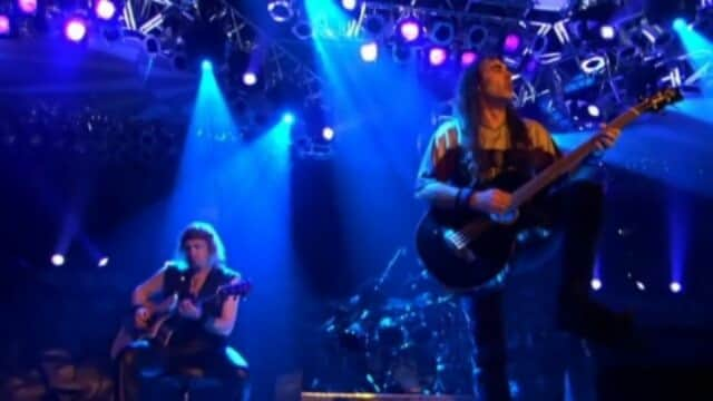 エイドリアン・スミスのインスタグラム：「Esta canción es muy distintas a las demás, ya que se toca con guitarra acústica, el significado de esta canción es muy lindo, canción compuesta por Adrián Smith , steve Harris y Bruce Dickinson.... Journeyman, álbum; dance of death #adriansmith #steveharris #brucedickinson #janickgers #nickomcbrain #davemurray #ironmaiden #bass #guitar」