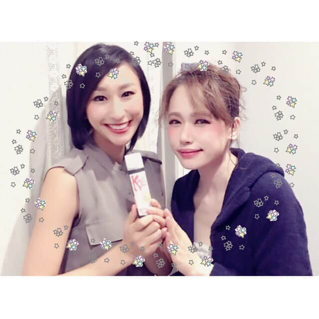 ソニンさんのインスタグラム写真 - (ソニンInstagram)「. Talented FigureSkater -Sweetie Mai chan came to see #KinkyBootsJapan!  #FigureSkater #MaiAsada  #MyHairLol #AfterTheWigOff #番組でご一緒してからお友達になり #ミュージカル観たいと #1789でやっと実現 #そこで感動してくれて #キンキーも来てくれた #1789ときは私が急いでて写真撮れなかった #髪ボサボサ笑 #舞ちゃんの手元には共演者やお客様にプレゼントしているローレンスプレー #毎回オリジナルノベルティ作ってる #役に合わせて #ファンクラブで抽選プレゼントやるよん  #舞ちゃんまた観に来てねー #私も舞ちゃんの滑り観たい🙋 #👠 #⛸ #浅田舞 ちゃん」9月2日 13時12分 - sonim_official