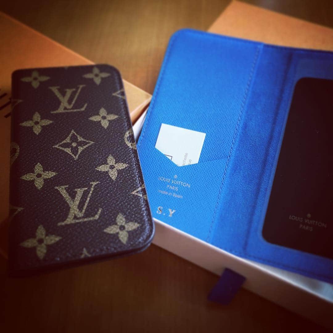 加織のインスタグラム：「パパがpresentくれたよ🎁✨ お揃いのスマホケース✨ ありがとー❤️✨ #louisvuitton #present #thankyou」