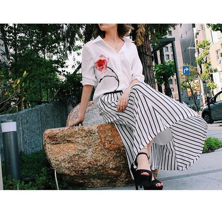 Lune Selectのインスタグラム：「バラシャツ⇨2980yen ストライプスカート⇨Now on sale ブラックサンダル . 上品なシルエットにストライプの 爽やかさがマッチしたスカートに バラのシャツで女性らしい印象に🌹 . 細やかなトライプで洗練され ロングな丈でさらに縦のラインが強調されて細見え効果🙈✨ . #LuneSelect#セレクトショップ #メルカリ#トップ画面から飛べます#ファッション#コーデ #ootd #fashion #アパレル#服#ネットショップ#ネットショッピング#通販#買い物」