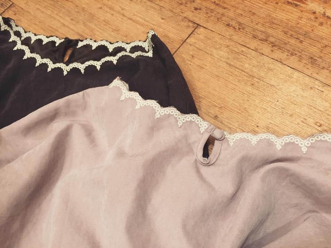 Crispさんのインスタグラム写真 - (CrispInstagram)「_  肌ざわりの良いピーチスキンを使用。  scallop embroidery blouse #c1k1918  #Crisp #クリスプ #ブラウス」9月2日 22時19分 - crisp_official