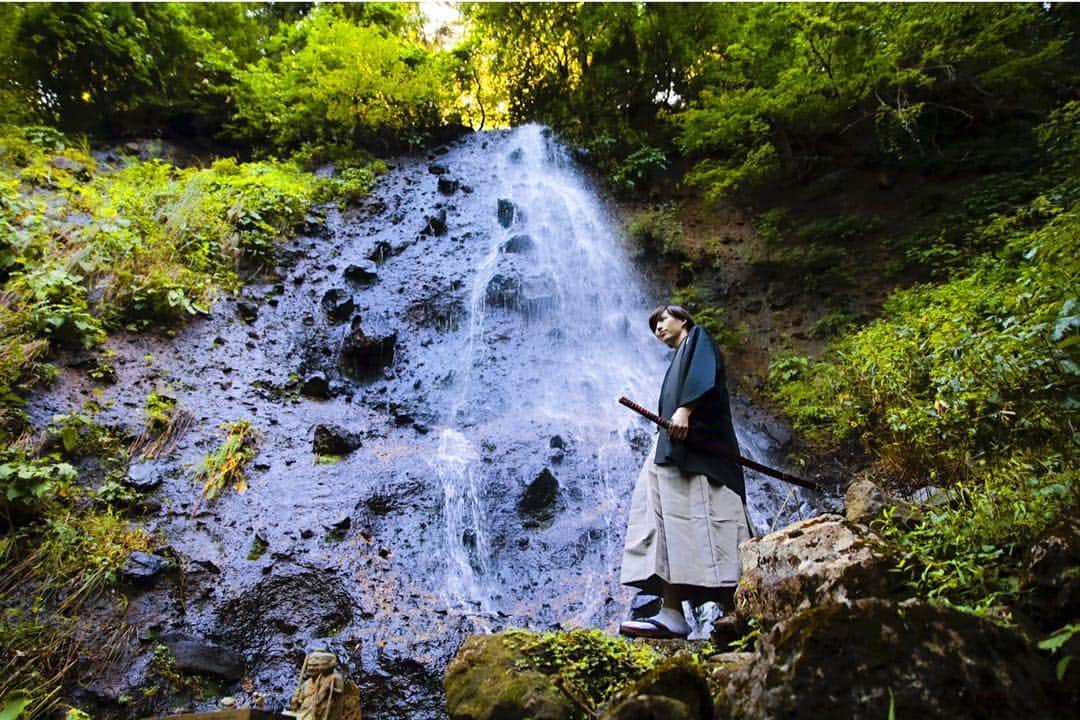 田川大樹のインスタグラム：「日本人 #japanese #tbt #samurai #sord #日本刀 #yamagata #羽黒山 #滝 #today #waterfall #waterfalls #nature #修業 #着物　#田川大樹　#石原プロ」