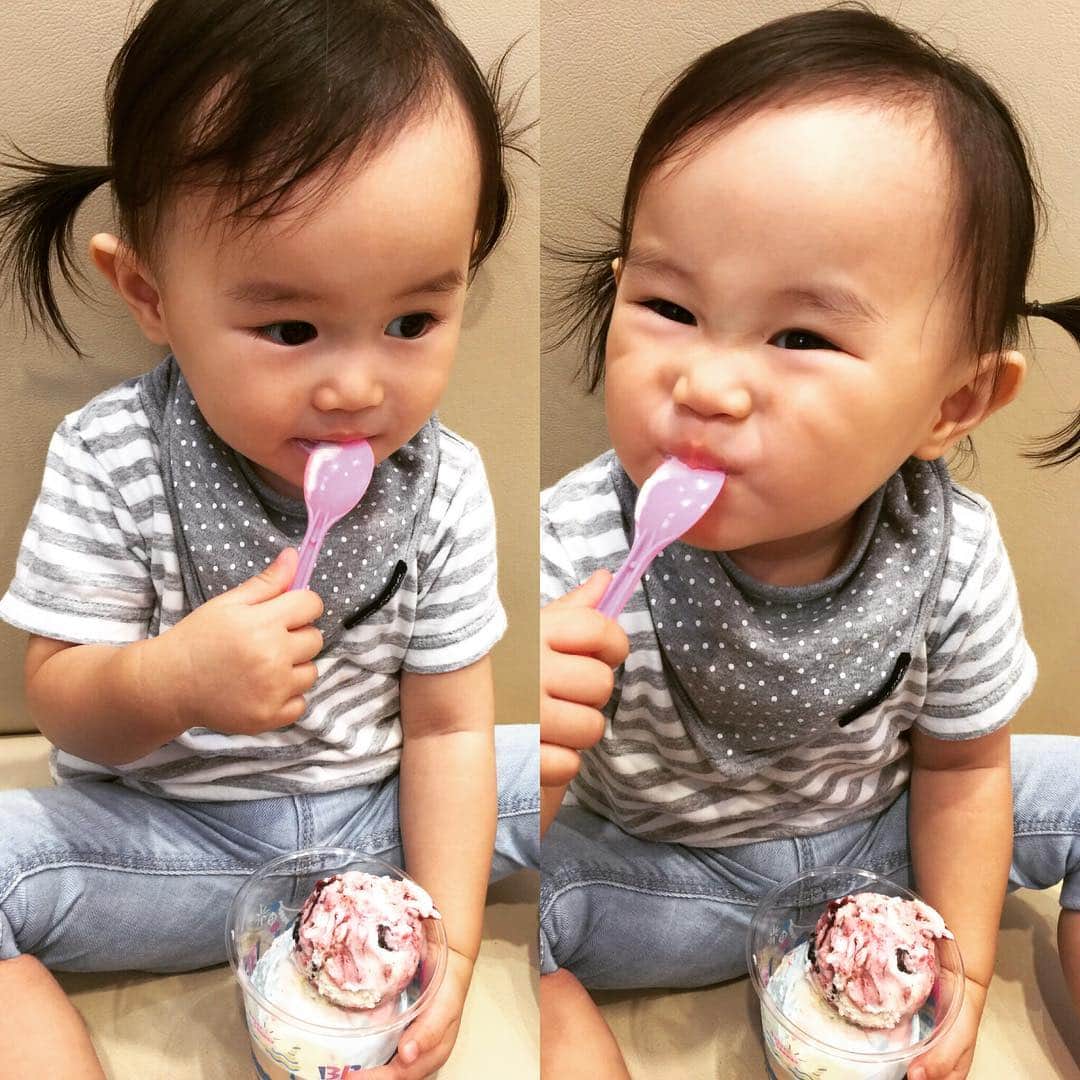 加織のインスタグラム：「おてんばで気が強くて常に痣が絶えないし、誰の言う事も聞かなくてかーさん頭抱える事もあるけど…アイスを食べる時だけ『ちゃんちゃーん』と自分で叫んでどこにでも座り(笑)、この嬉しそうなイタズラっ子な顔のムスメが大好き🍦😁💛💛」