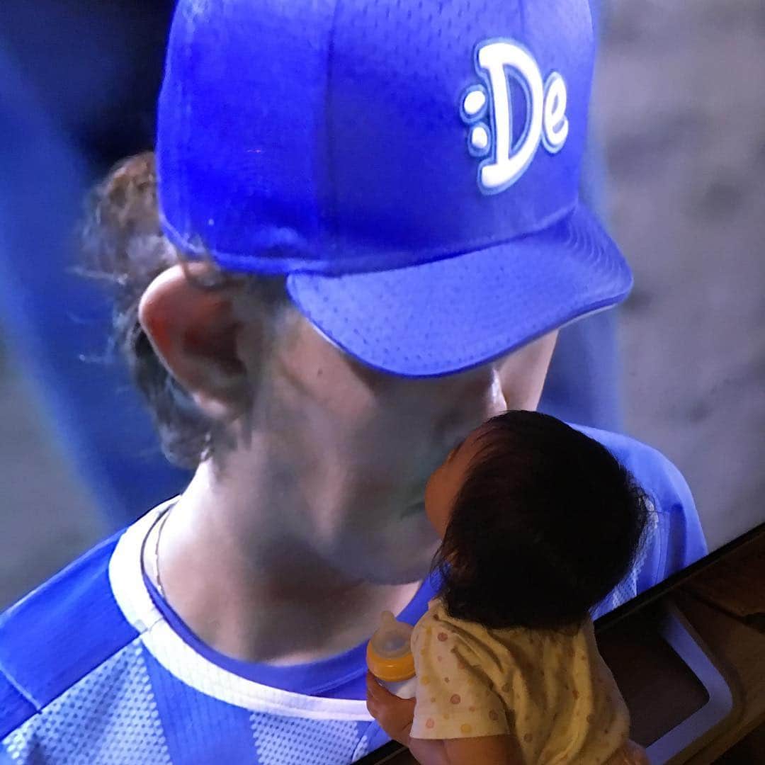 加織のインスタグラム：「10勝⚾️⚾️⚾️⚾️⚾️⚾️⚾️⚾️⚾️⚾️おめでとう❤️✨ プレゼントは娘からの熱烈なちゅー💋💋💋笑」