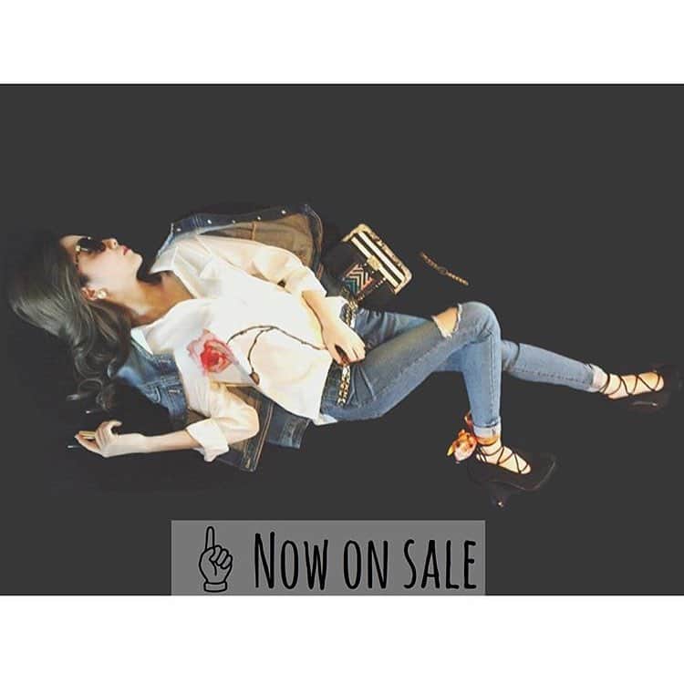Lune Selectのインスタグラム：「バラシャツ⇦1980円SALE中！ デニムジャケット ダメージスキニー👖 編み上げパンプス👠 ツイリー💛 . ポイントは足首のスカーフ♪ 蝶々結びをしています♪ この写真はちょっとアート🎨🏇に 寝転んで撮影📸しました🤘🏻 . #シャツ#LuneSelect#セレクトショップ #メルカリ#トップ画面から飛べます#ファッション#コーデ #ootd #fashion #アパレル#服#ネットショップ#ネットショッピング#通販#買い物」