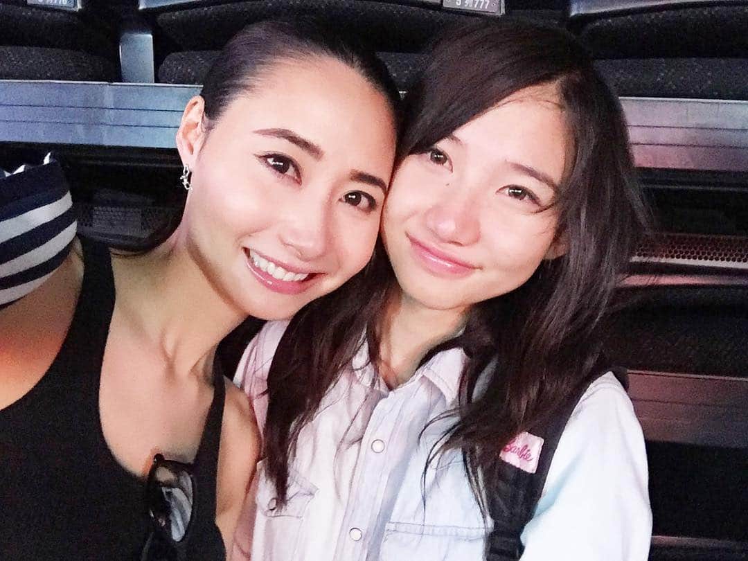 のインスタグラム：「会った瞬間に涙ー。😿 でも妹は、なんだかいい顔してました。 ・ 妹にとって初めての大きなオーディション。 本当によく頑張りました！ グランプリには届かなかったけど、可能性は無限大。 今後に繋がる素晴らしい経験になったことと思います。 私も大舞台に立つ妹からたくさんの勇気をもらいました！ 応援してくださった皆様、本当に温かいご声援をありがとうございました🙇 ・ 真央・留衣ともに兼子姉妹の今後に ぜひご期待ください！ ・ #TGA  #TGA16  #TGC #artist #singer  #兼子留衣 #RuiKaneko #mysister #兼子姉妹 #kanekosisters #sisters  #love #family」