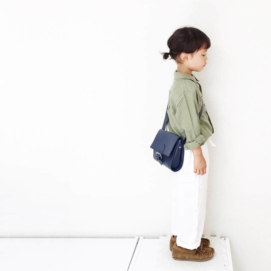 シオリのインスタグラム：「. . 串鳥の激辛青南蛮つくねが 無性〜〜に食べたい！ . 足元失敗 、、 ローファーにすれば良かった ⍨⃝ . △ . #ミリタリーシャツ #バースデイ #ワイドパンツ #putitmain #プティマイン #ミネトンカ #minnetonka bag #zara #zarakids .」