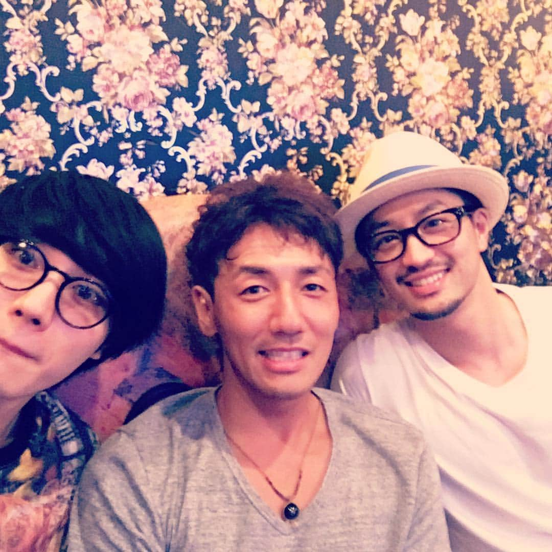 弓削智久さんのインスタグラム写真 - (弓削智久Instagram)「ラブラブエイリアン打ち上げ。竹財の輝くんと桜田の通くんと。短い期間だったけどとても面白い現場だったな〜 #ラブラブエイリアン #竹財輝之助 #桜田通」9月5日 9時03分 - tomohisayuge