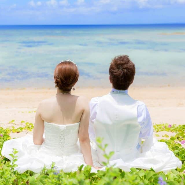 1000％WEDDING!のインスタグラム：「ビーチでグリーンのショットも撮れます♪ #ドレス #沖縄 #ビーチフォト #海に入れる #1000%WEDDING!」