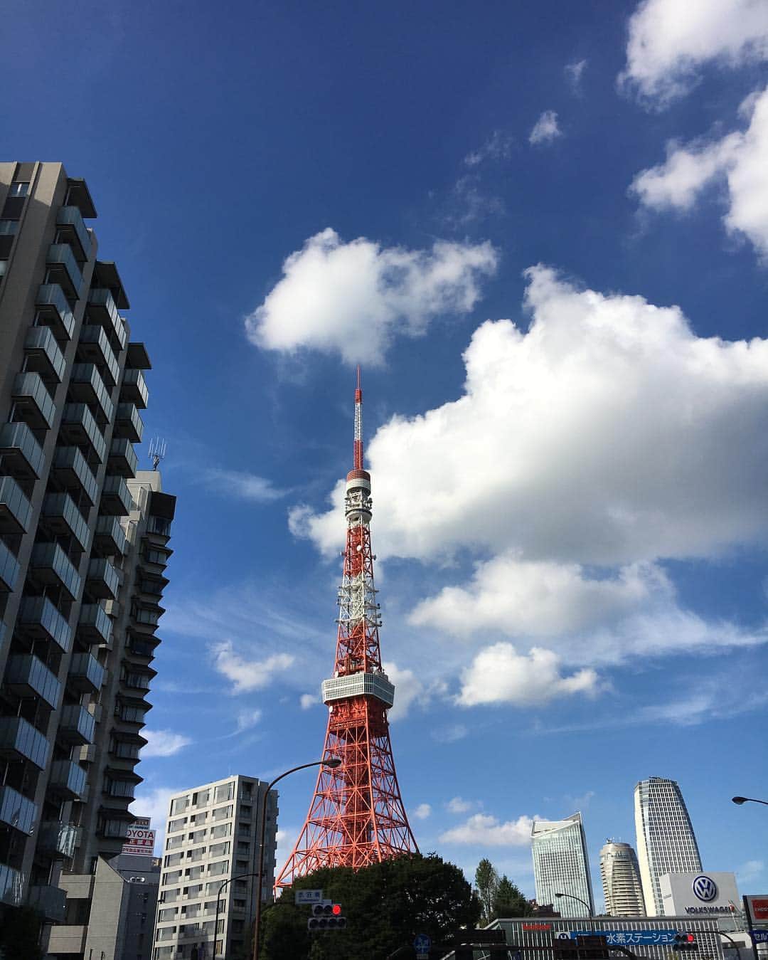 坂元美香さんのインスタグラム写真 - (坂元美香Instagram)「青い空に東京タワーっていいよね😊🗼 . #東京タワー #tokyotower  #平和だ #今日もこの国は平和だ #仕事帰り」9月5日 15時37分 - mika_saka