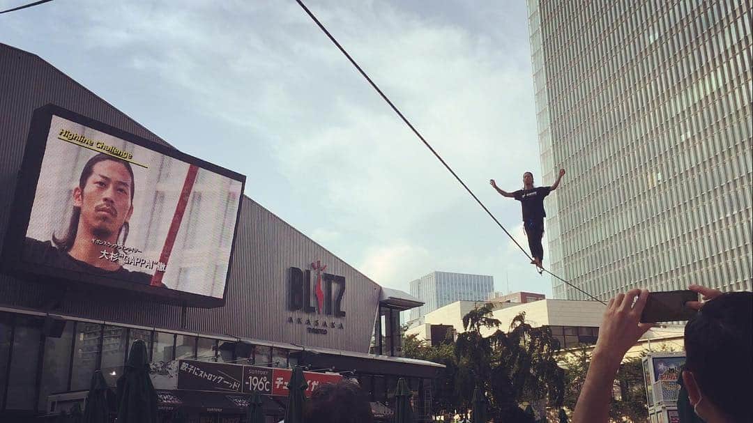 大杉徹のインスタグラム：「Urban highline🏢 it was so fun‼️ 明日も引き続きイベントです。  #赤坂サカス #スラックライン #ハイライン #ヨガ #バランス #slackline #gibbonslacklines #heavy. #健康壱番館 #rocksclimbinggym #highlife #slacklife #デリシャカス2016」