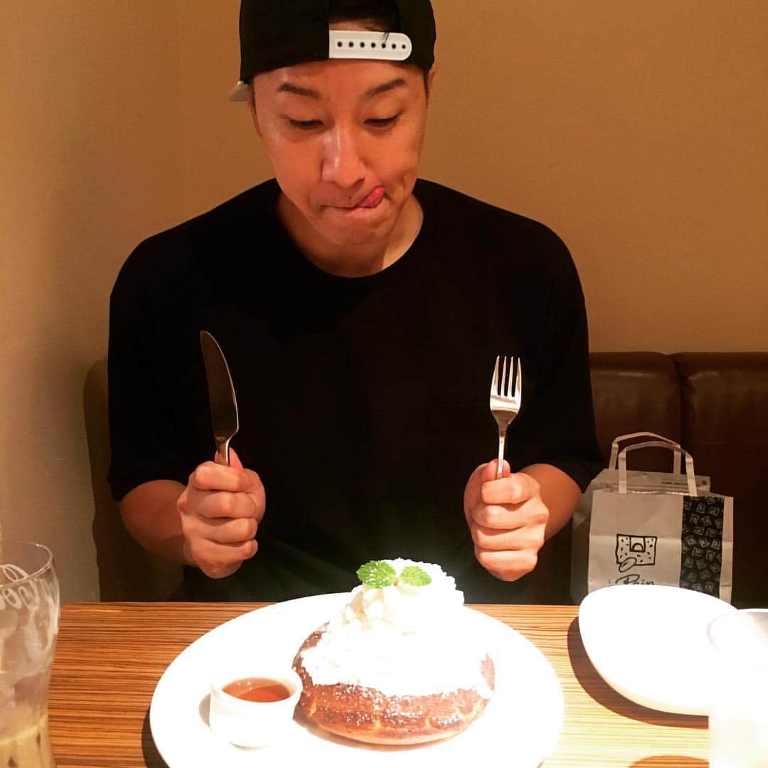長田庄平のインスタグラム：「パンケーーーーーキ！！ #俺はホットケーキ世代 #ホットケーキって言ってしまう #パンケーキって言うの違和感 #だってホットケーキミックスで育ったもの」